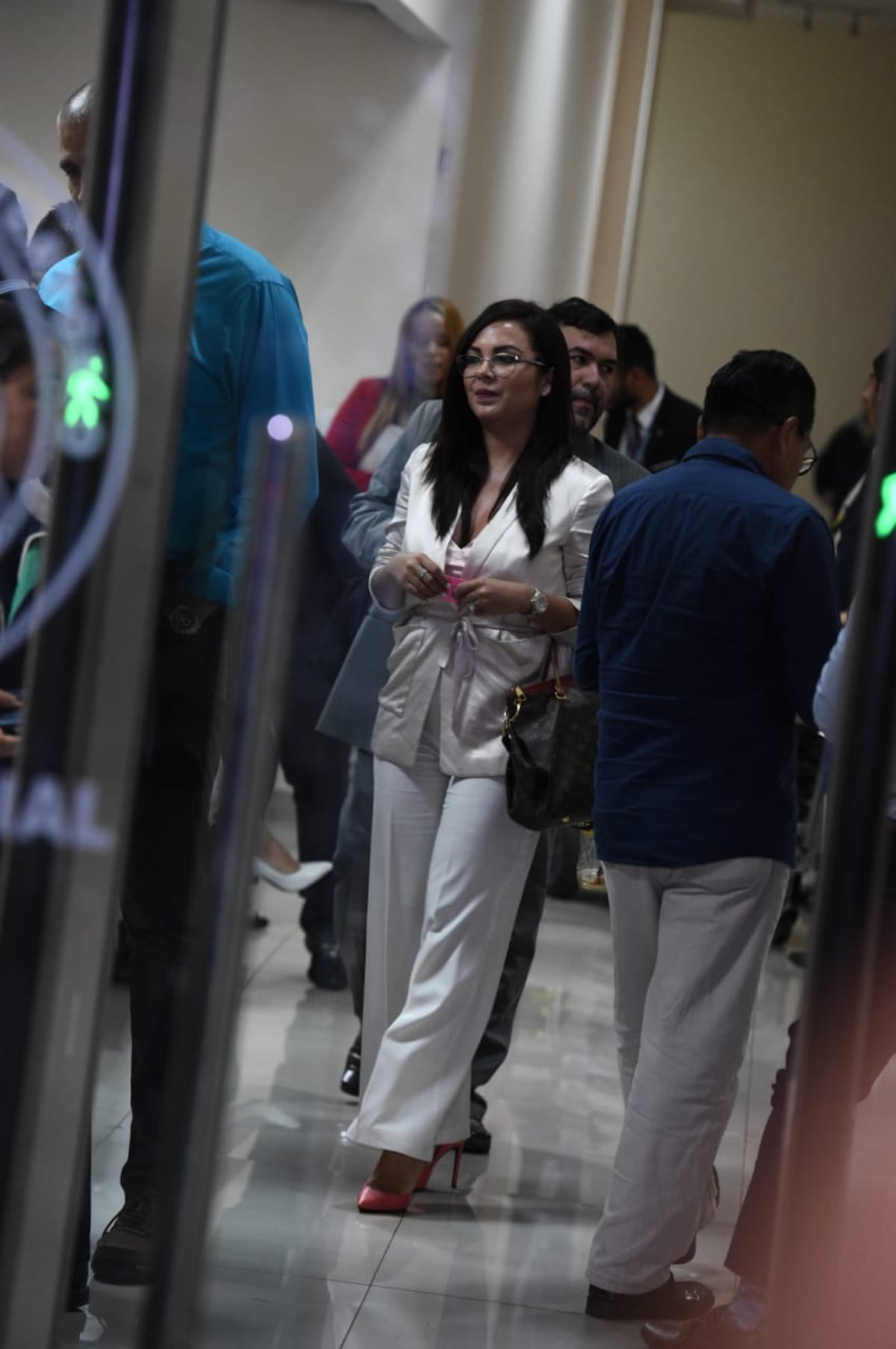 Roban miradas. Esposa del ‘Gallero’ y su abogada íntima en juicio oral 