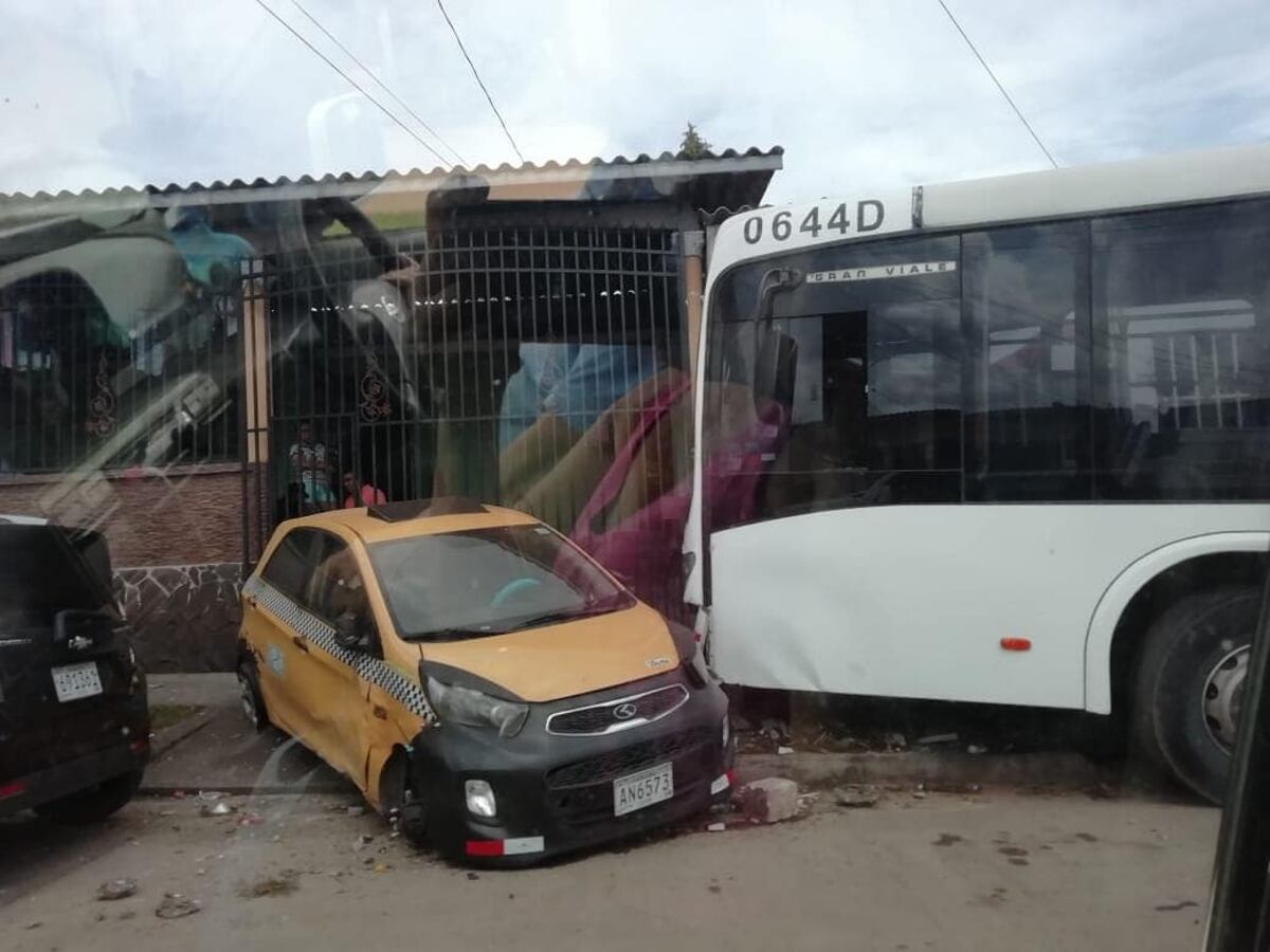 MiBus reacciona a accidente fatal; otro Metro Bus colisiona