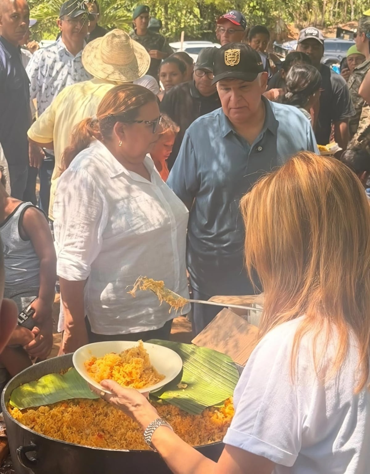 Mulino visita campamentos en Soná y promete reconstruir las casas de los damnificados