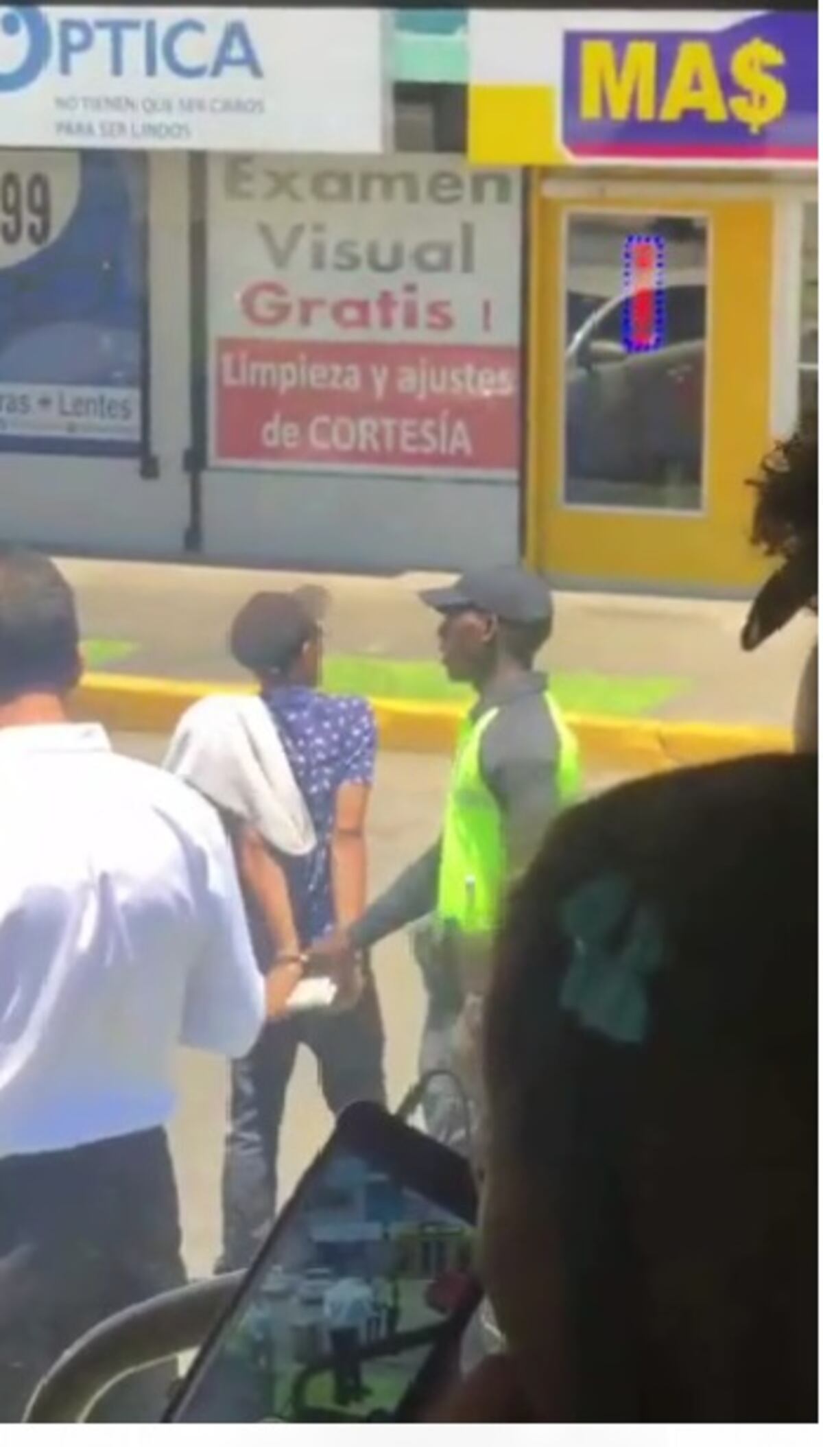 Intentó hurtar en metrobús, pero lo sorprenden. Video. Lo captan todo