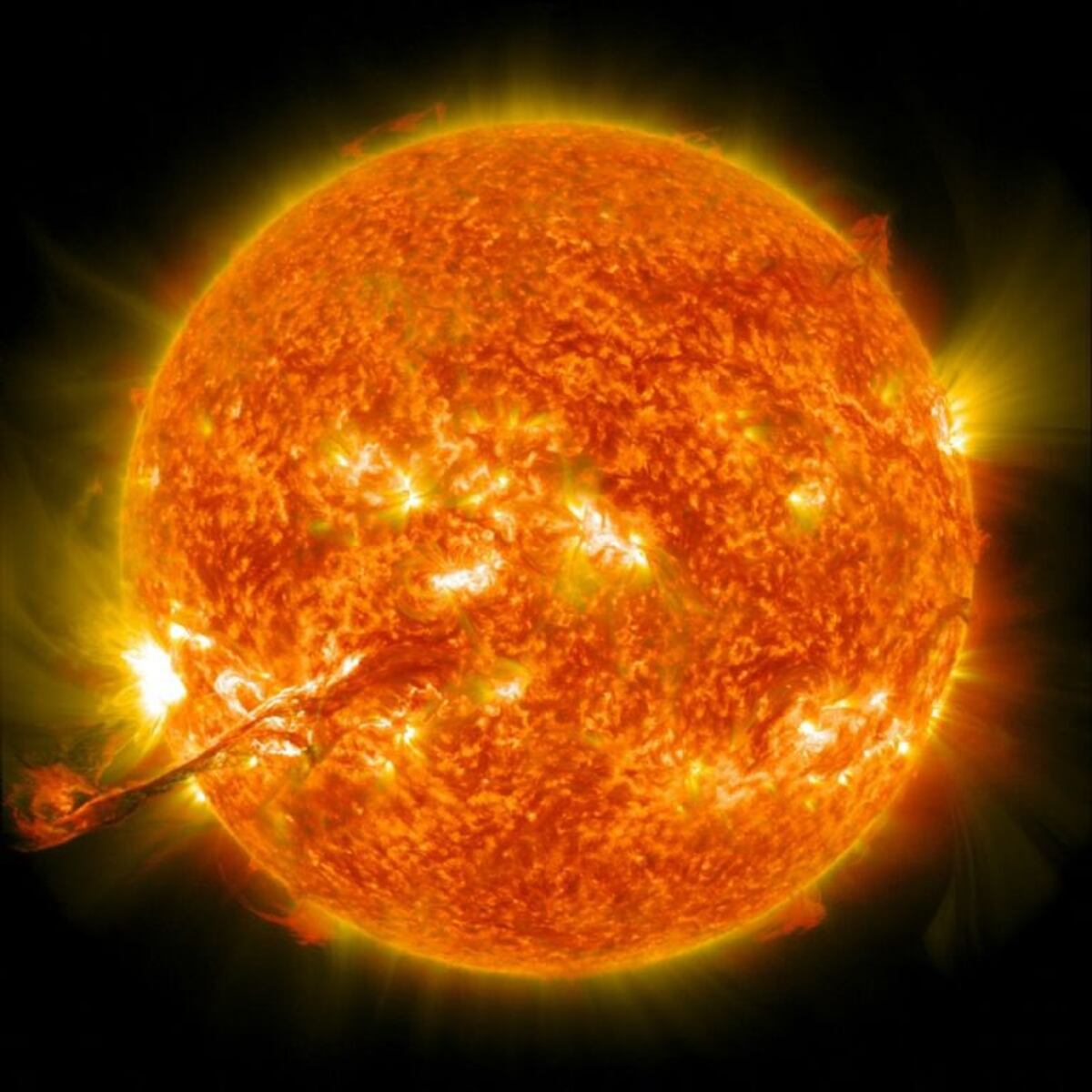 ¡El Sol anda furioso! Llamarada solar sacude la Tierra, es la más potente registrada este año 2025