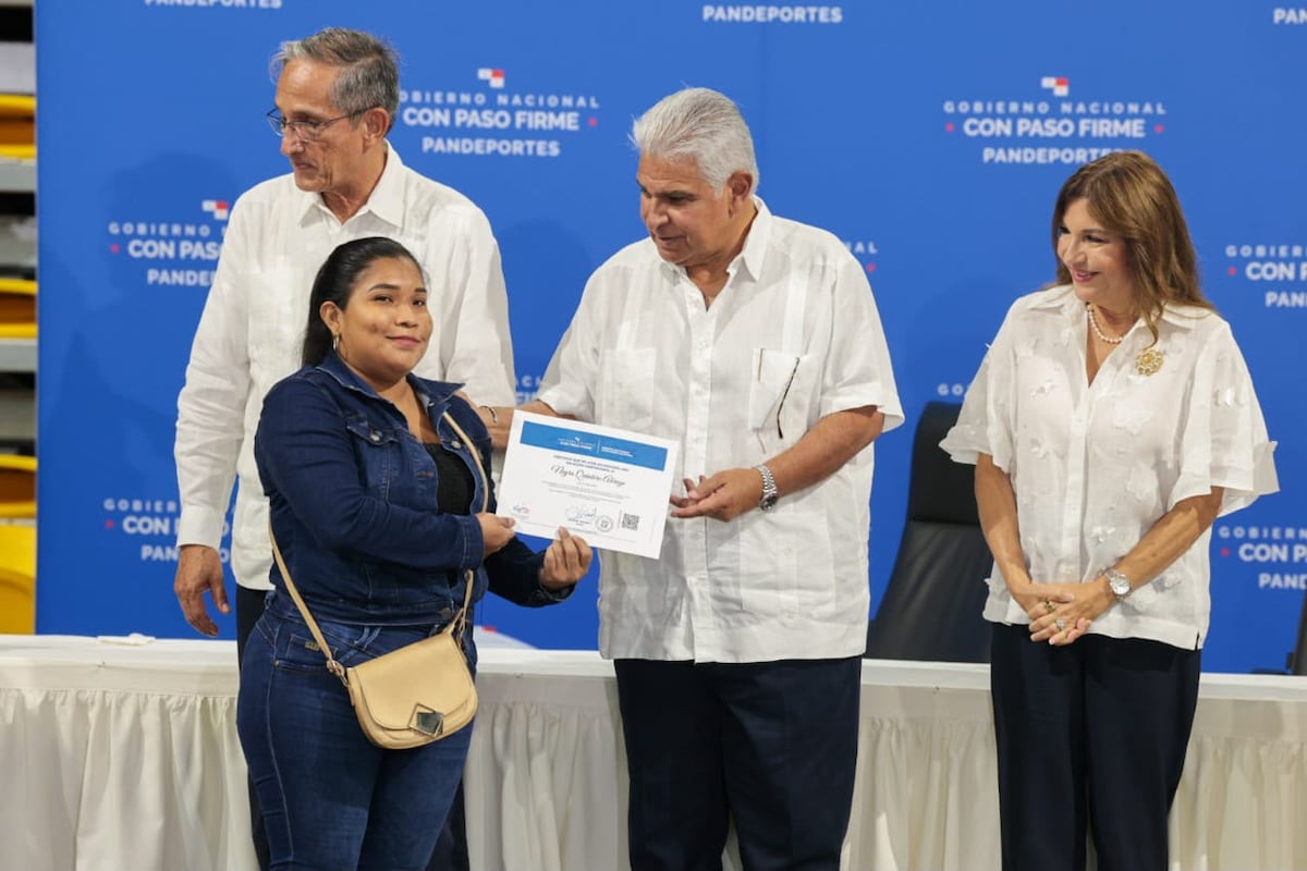 Gobierno entrega 80 viviendas y 125 títulos de propiedad en Bocas del Toro