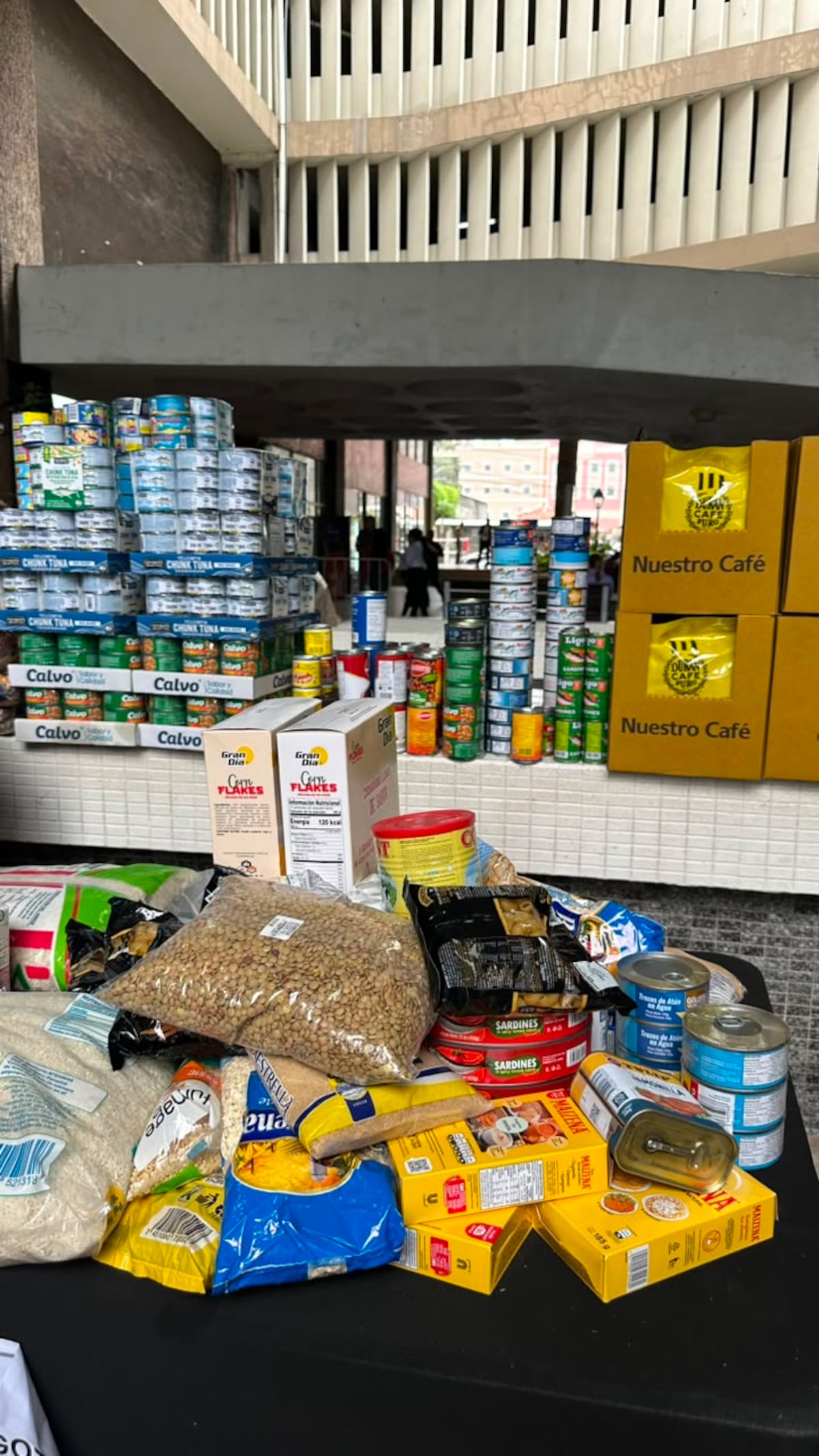 En solo un día, centro de acopio reúne 18 toneladas de ayuda para Venezuela