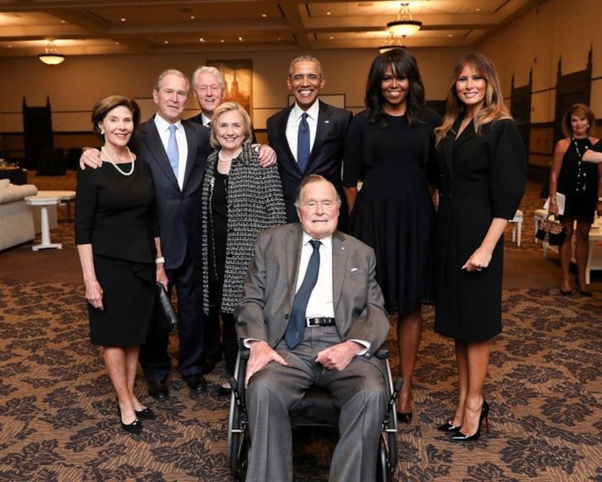 ¡CRITICADA! La imagen de Melania Trump sonreída en el funeral de Bárbara Bush