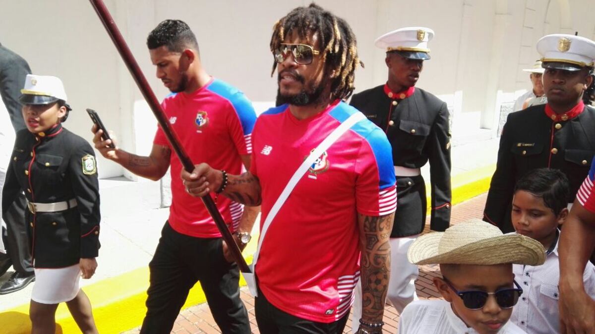 ¡Héroe panameño! Román Torres recibe la bandera y las llaves con mucha humildad 