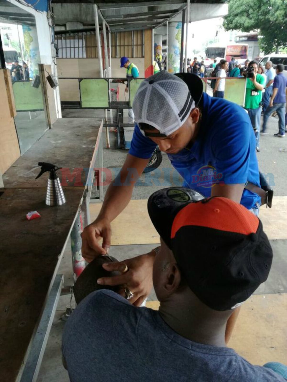 ¡ENCADENADOS! Así amanecieron buhoneros en San Miguelito | VIDEOS