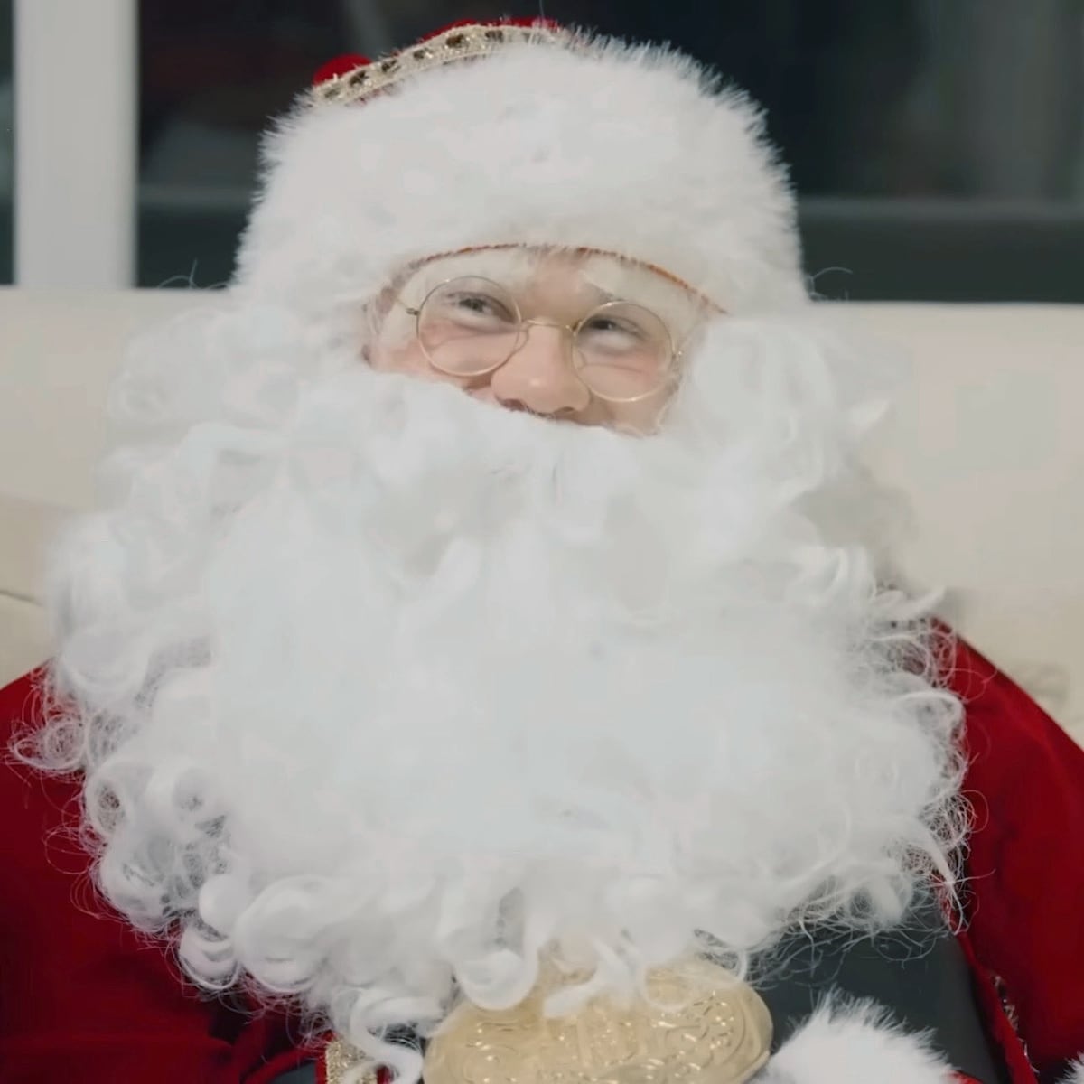 ¿Quién es? Se puso el traje rojo… y nadie sabía que era un crack