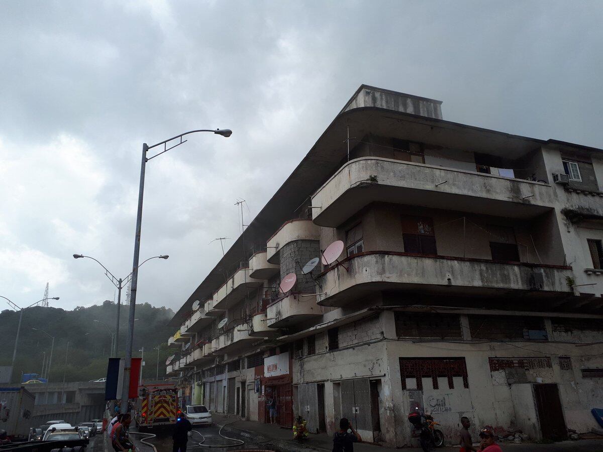 ¡Última hora! Se registra incendio en edificio en avenida Nacional