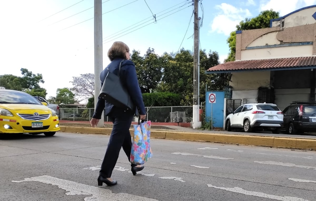 Cebras de seguridad mal pintadas ponen en riesgo a peatones en Santiago