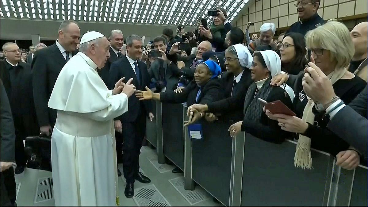 Papa Francisco accede a besar a monja a cambio de que no lo mordiera