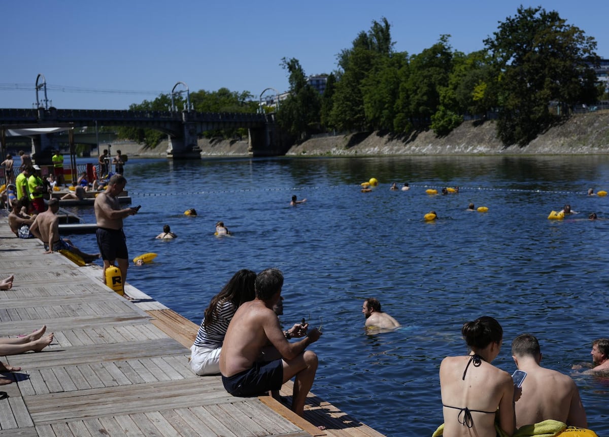 París reabre el Sena para el baño público en medio del regreso del intenso calor