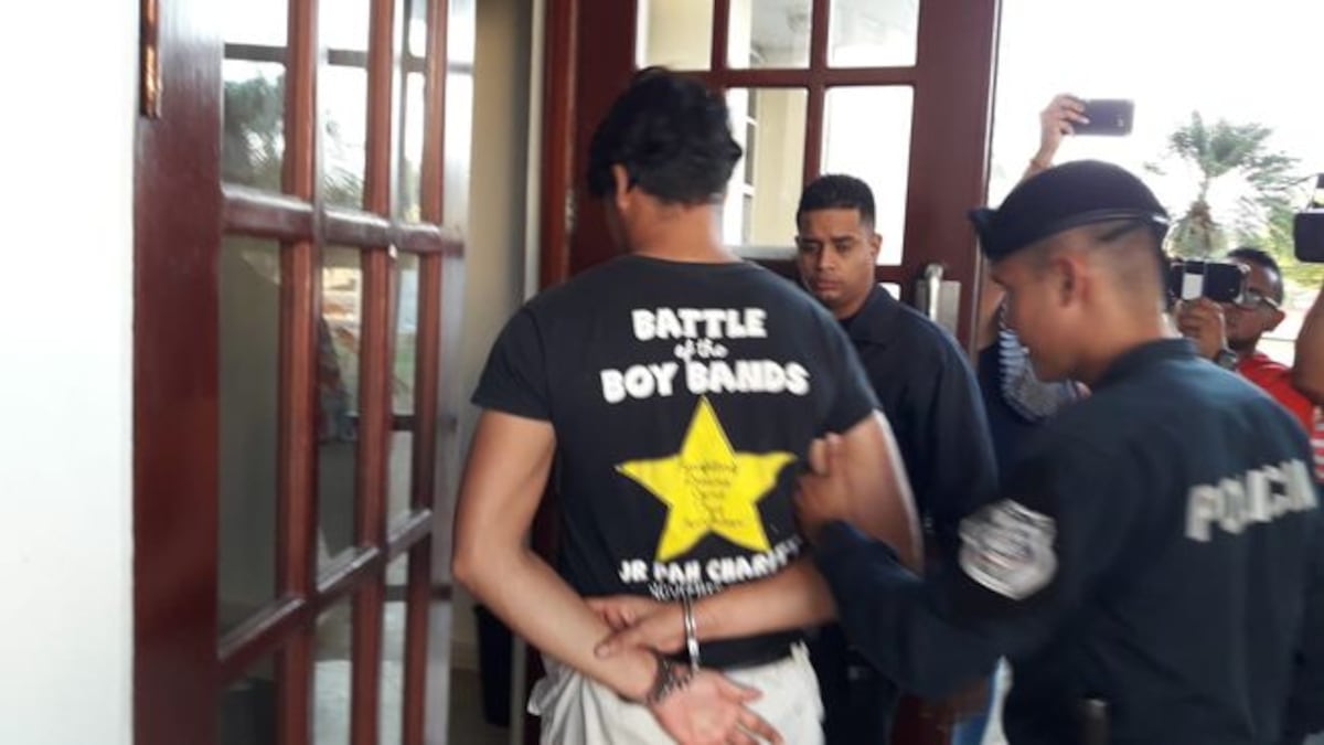 Dejan detenidos e imputan cargos a dos por humillar en redes a Kenia Porcell