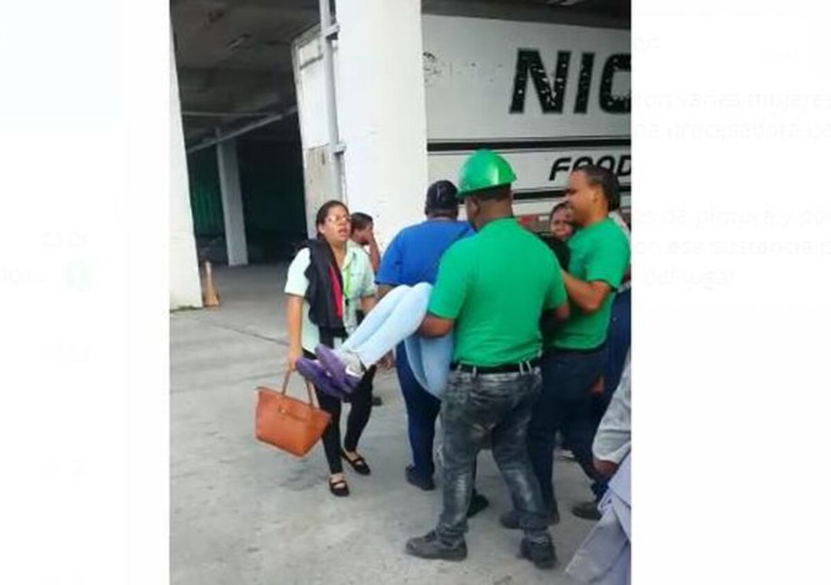  INTOXICACIÓN. Casi una docena de mujeres se desplomaron al salir de una empresa