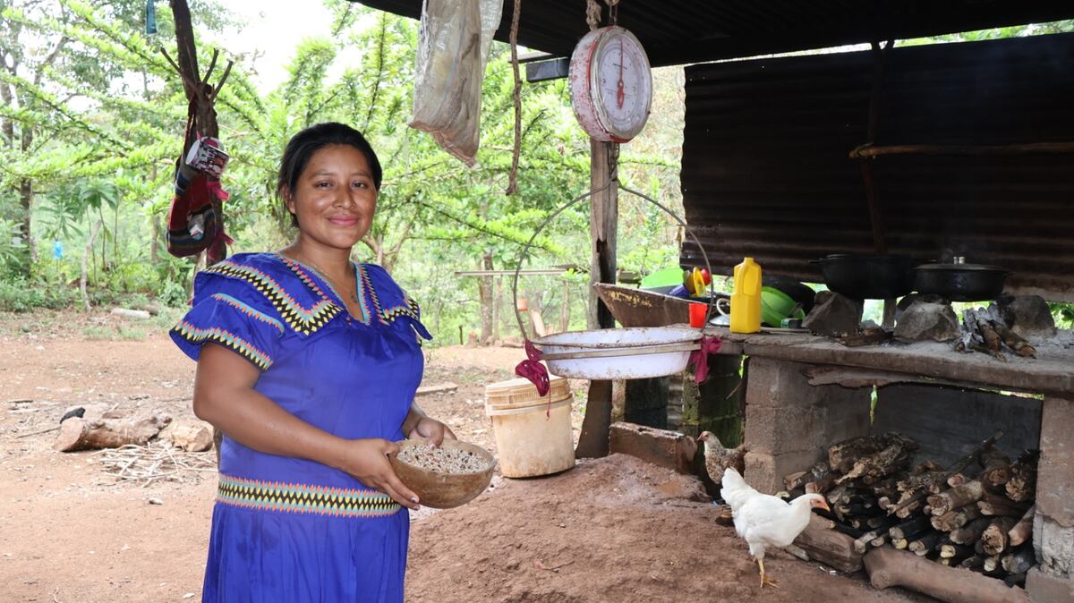 De la pobreza a la universidad: ‘Este título también es tuyo, mamá! La historia de  una mujer Ngäbe y el éxito de su hija 