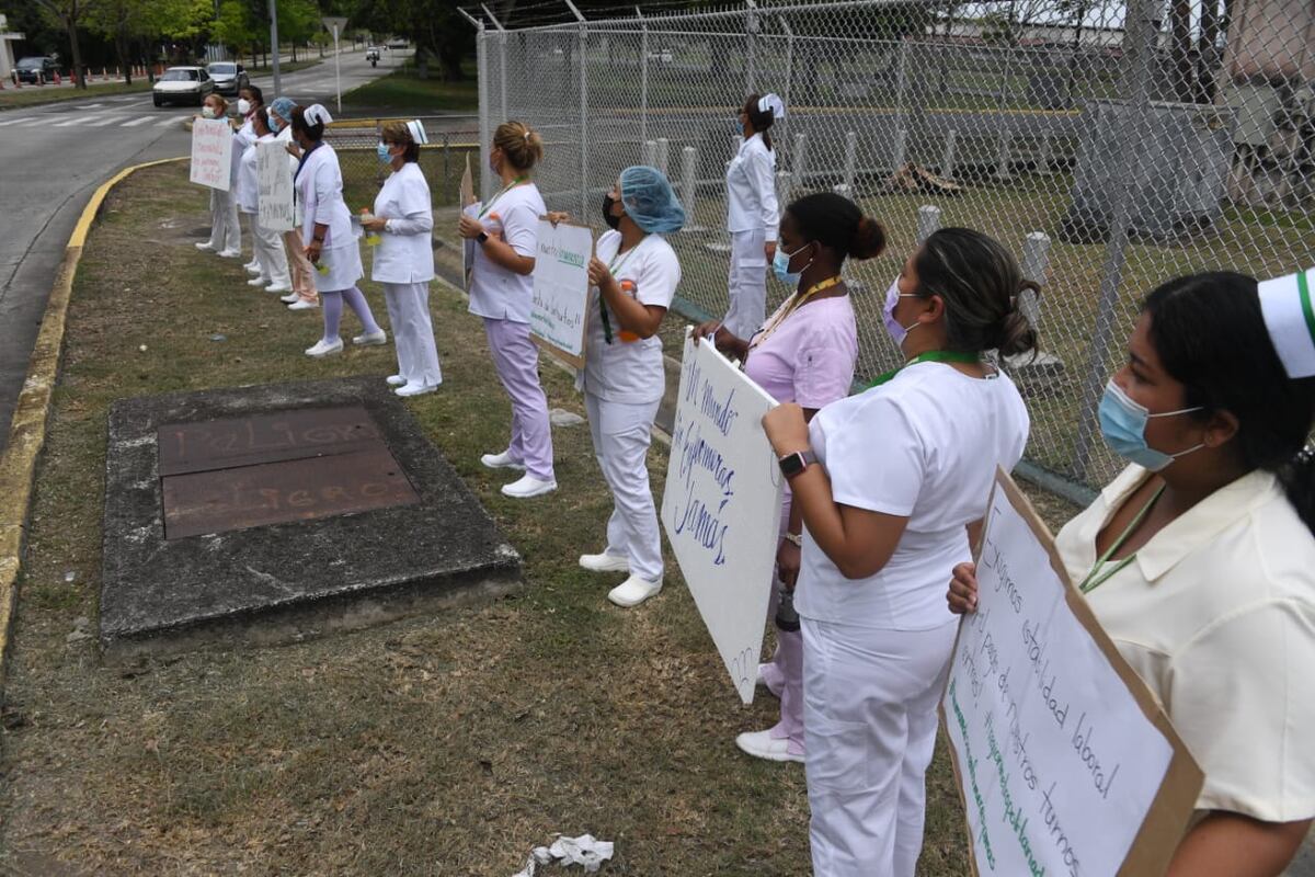 Enfermeras siguen en las calles protestando por su permanencia