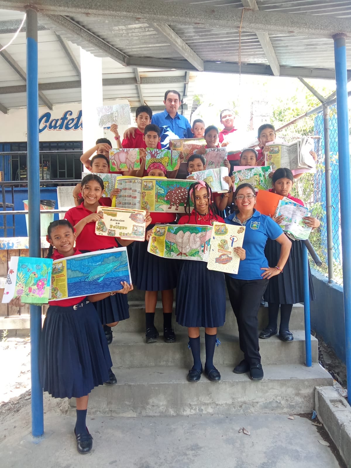 Niños que aprenden coloreando