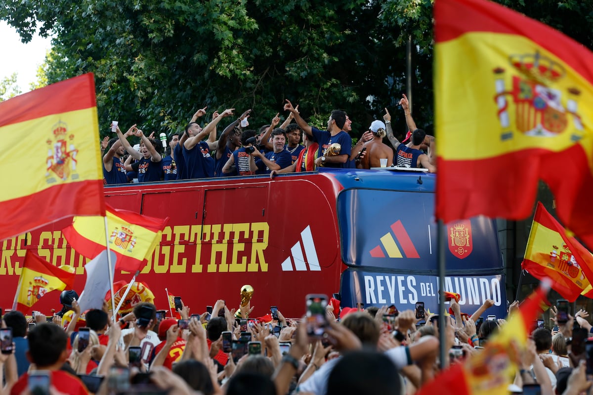 Madrid se vuelca con la Roja: 120 mil personas reciben a los campeones en Cibeles