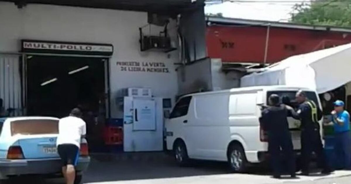 VÍDEO|Balacera entre policías y ladrones dentro de minisúper en Cerro Batea