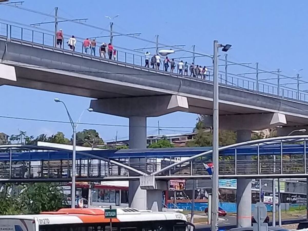 Apagón en diversos sectores.Se detuvo Línea 1 y 2 del metro.Rescatan usuarios