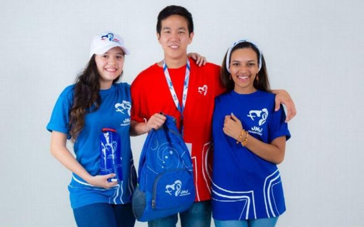 Voluntarios arman miles de kits para que peregrinos se lleven a sus países