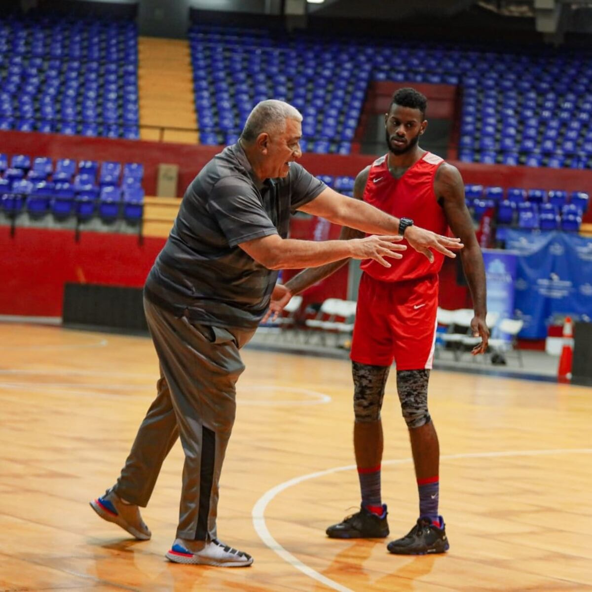 Técnico Flor Meléndez define su equipo para enfrentar a Venezuela