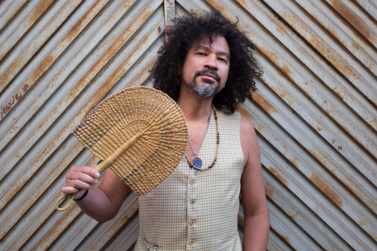 Ex guitarrista de la icónica agrupación Peso Neto, panameño Raymores, se abre paso desde Madrid