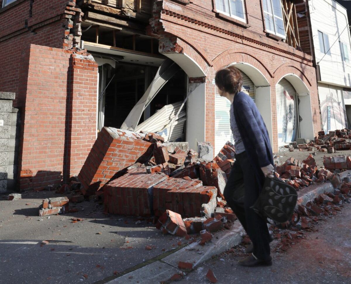 El sismo de 6,6 dejó 7 muertos e imágenes de destrucción impactantes