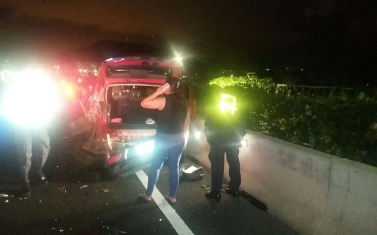 Rescatan con vida a persona que cayó al mar en Cinta Costera