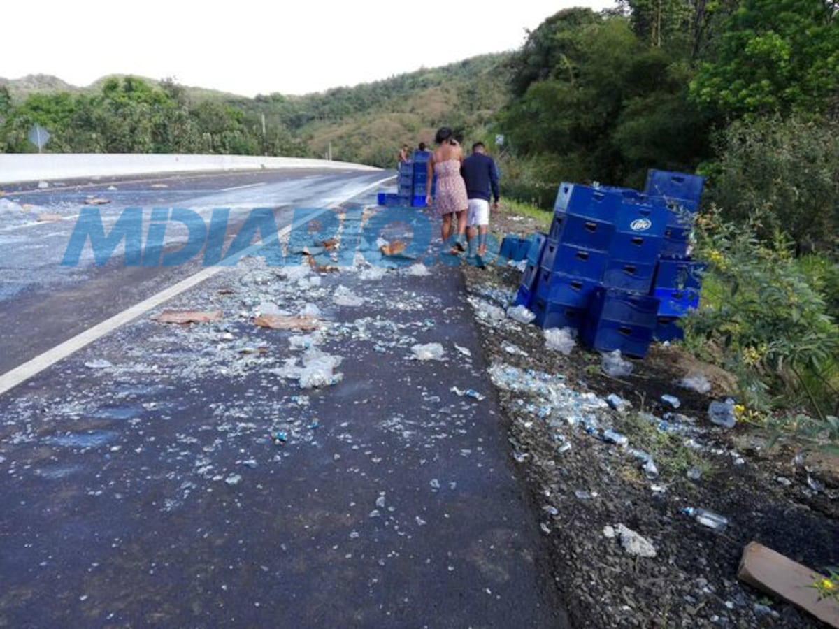 ¡CARGADA DE CERVEZAS! Mula sufre accidente de tránsito en Veraguas 
