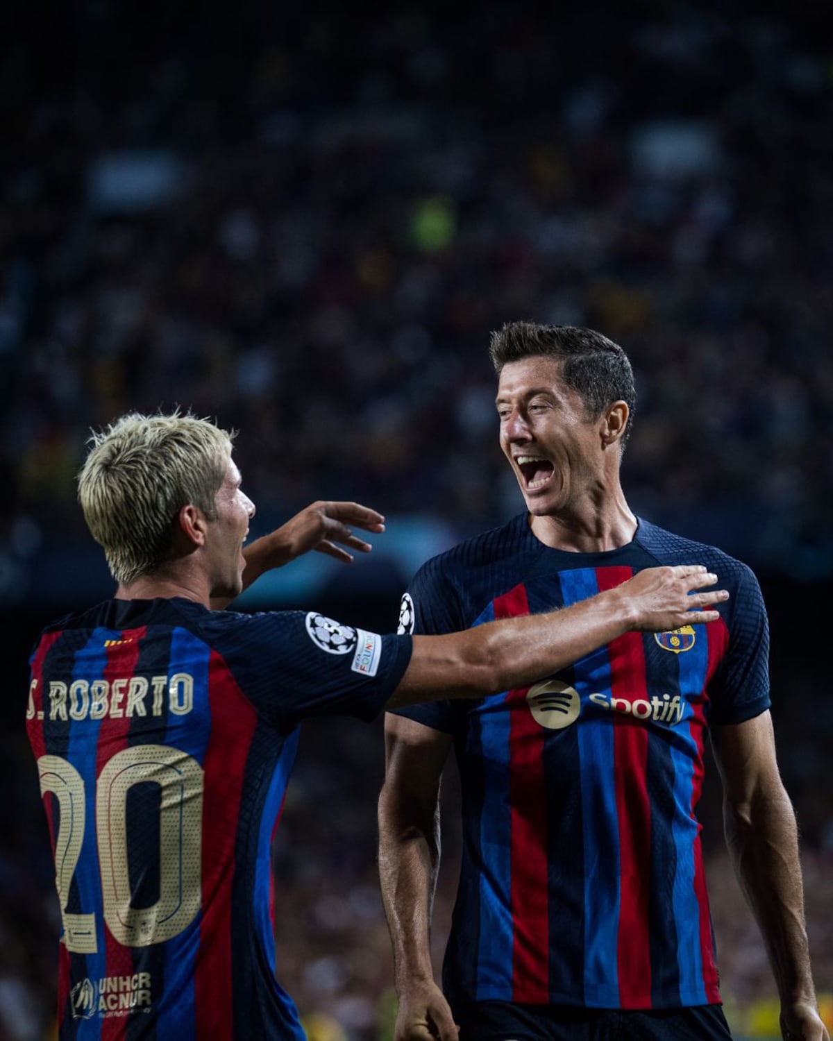 Lewandowski hace un ‘hat-trick’ y el Barcelona golea en su estreno en la Champions League
