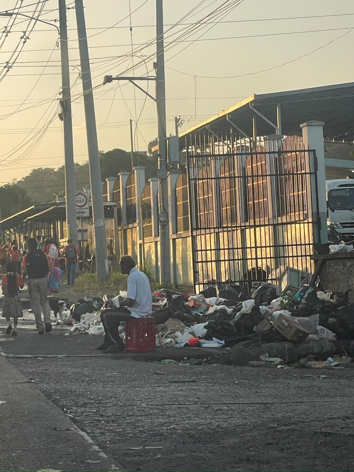 ¡Preocupante! Persona en condición de calle se instala junto a primaria en El Valle