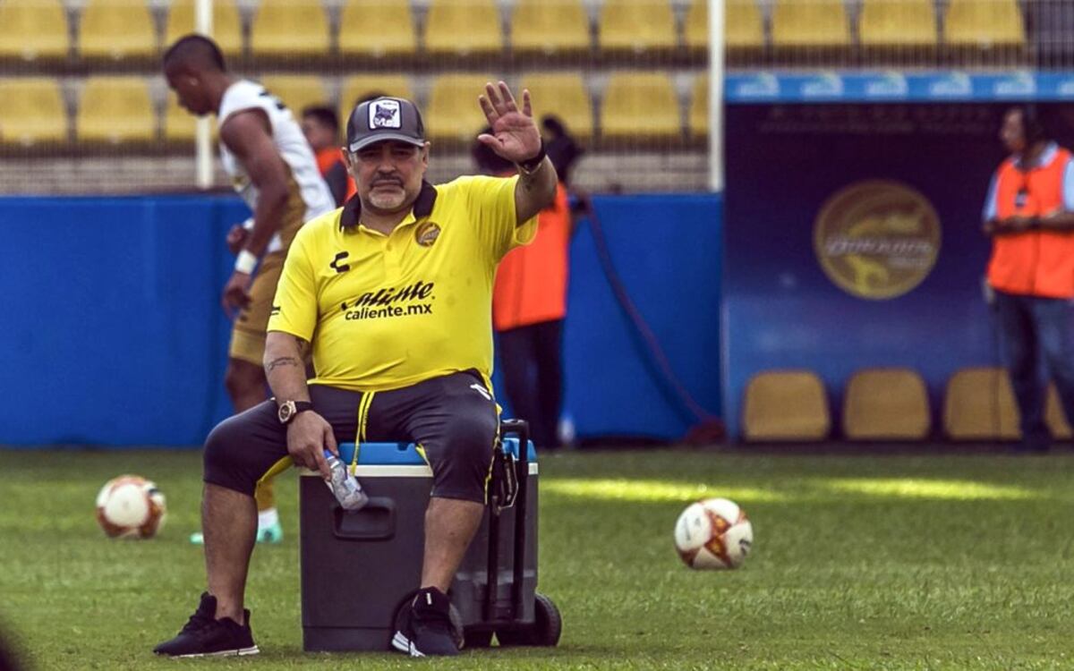 Diego Maradona juega con lodo