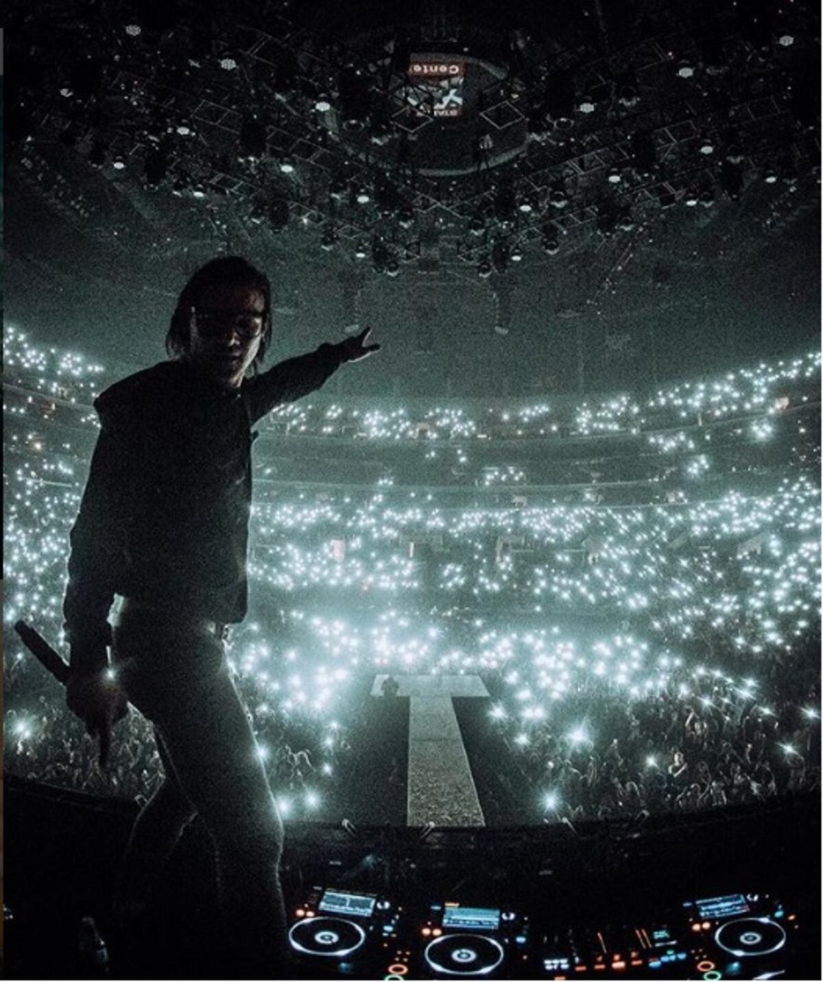 Este DJ tendrá que pagarle $1,6 millones a fan por tirársele encima en show