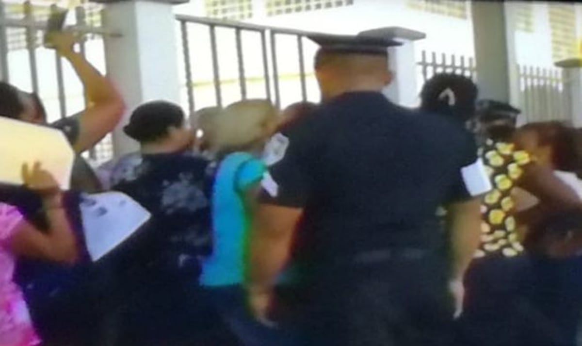 Ánimos caldeados. Durmieron fuera de la escuela por un cupo en Pacora 