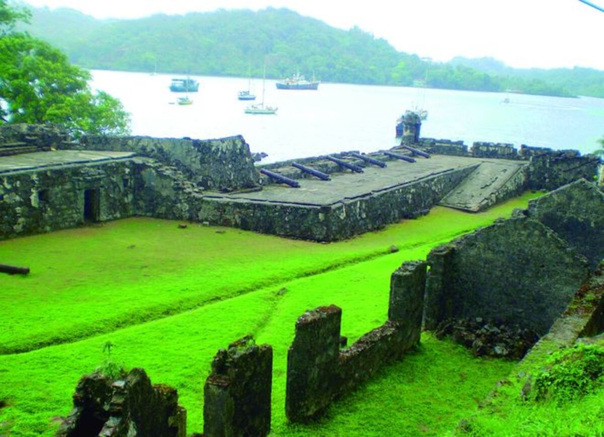 Hurtan cañón. En iglesia de Portobelo en  colón