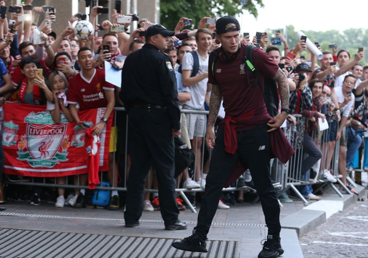 Liverpool y Real Madrid aterrizan en Kiev; mira las imágenes de ambos clubes