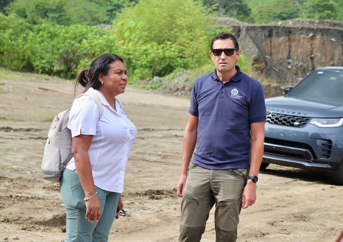 En lancha y por tierra: embajador británico recorre Darién y conoce lo que dejó la ola migratoria