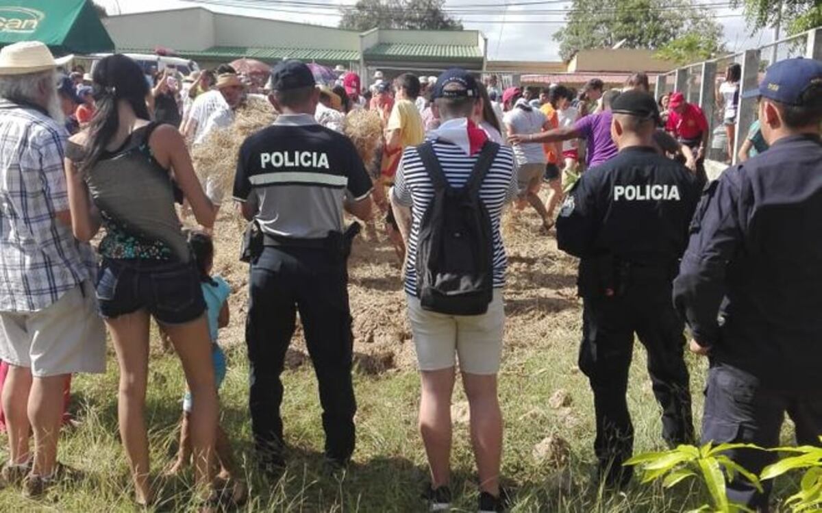 Peregrinos se divierten en junta de embarra.Chequee cómo quedó. Video