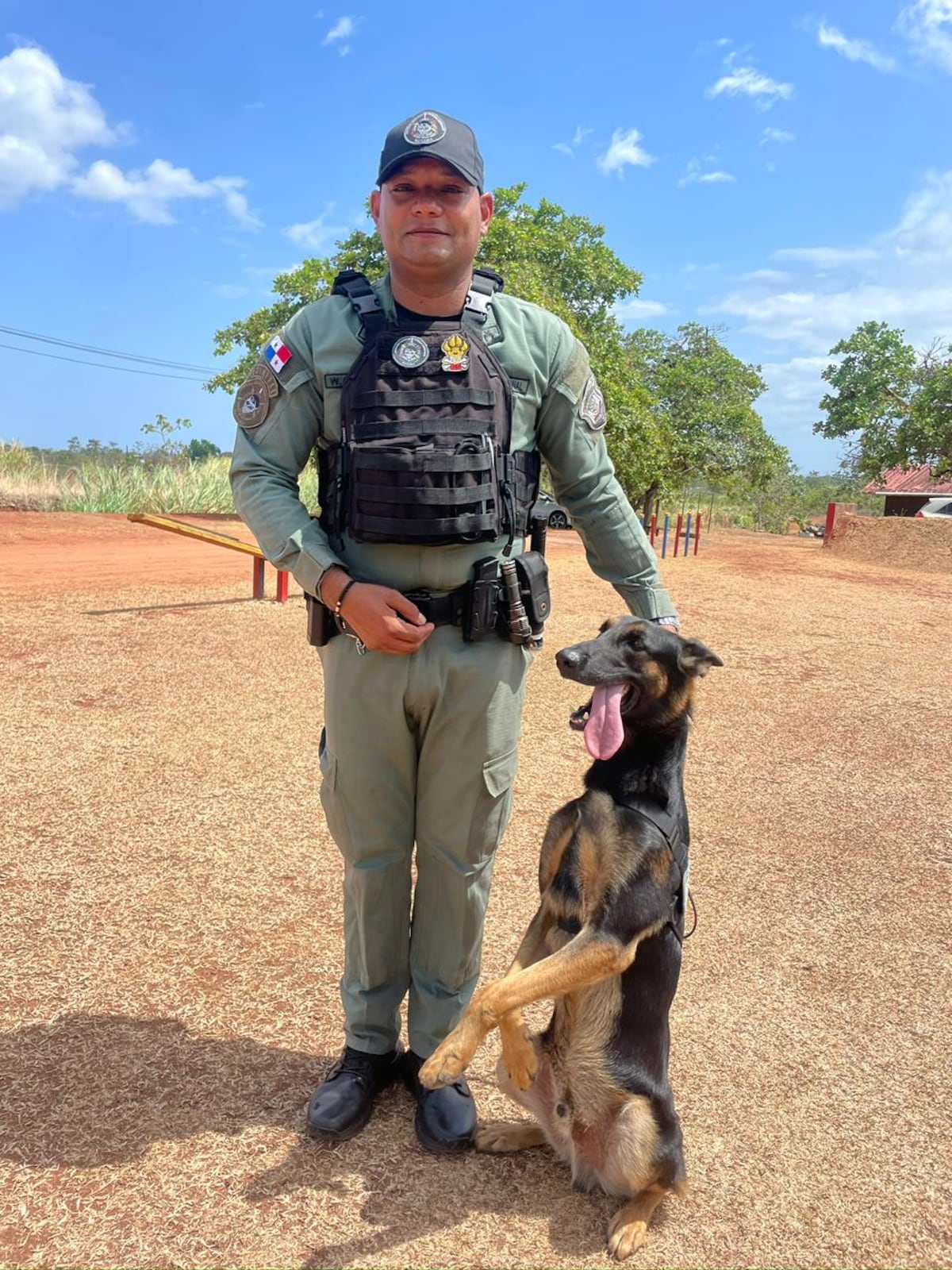 El mejor amigo del policía. Hay lazos que ni la jubilación logra soltar            