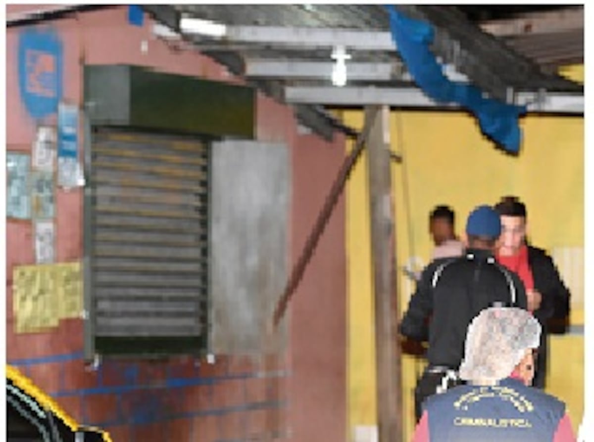 Le dan por detrás. Muere sentado en una silla