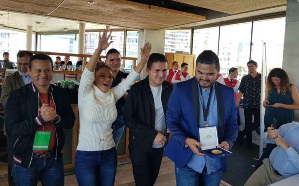 ¡BIEN! Otorgan reconocimiento a Samy y Sandra en Chile| VIDEO