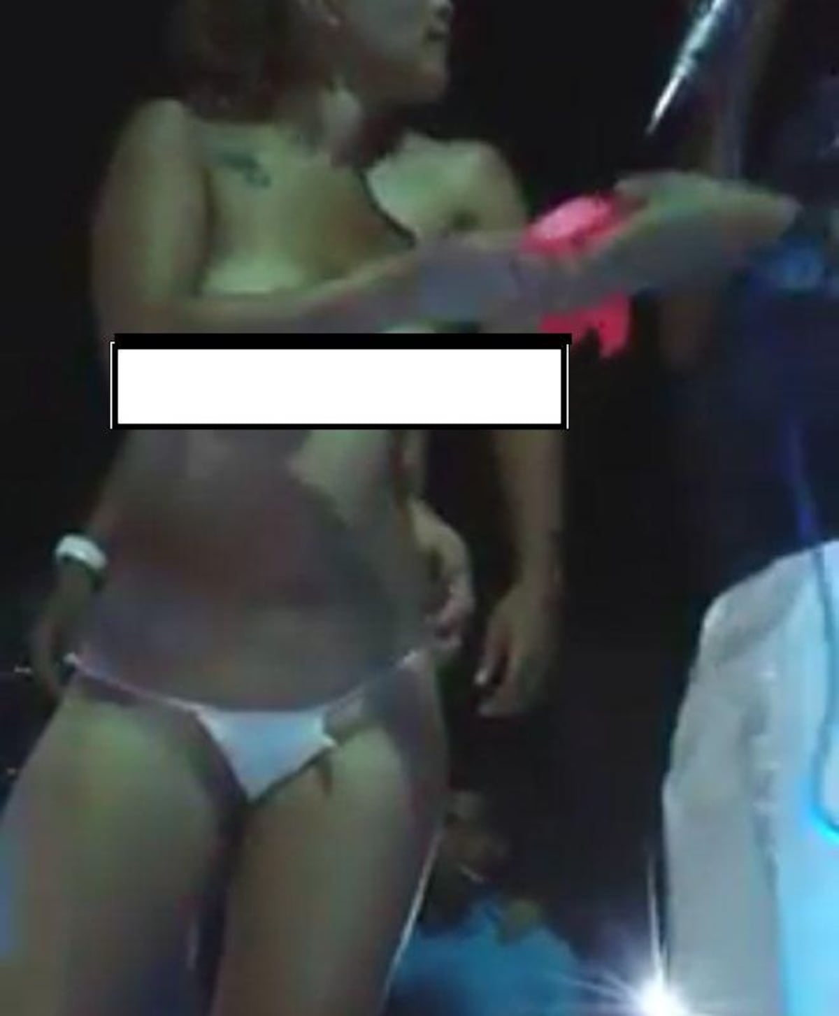 HORROR (+18). Circula video de chica que baila trap y se quita todo en tarima 