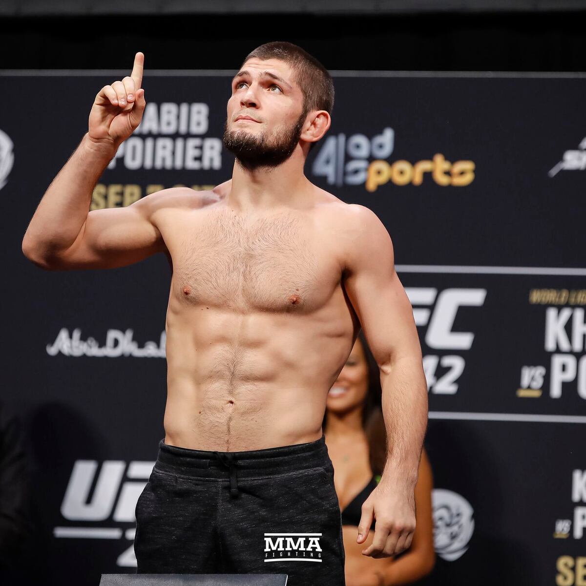 Estrella de la UFC Khabib Nurmagomedov ahora será futbolista en la tercera división de Rusia
