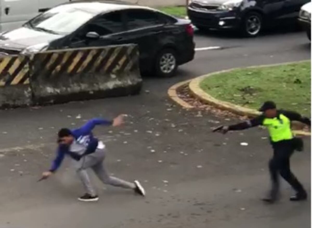 De película. Venezolano con arma en mano trató de robar Rolex a turista. Ciudadanos y Policía lo atrapan. Video