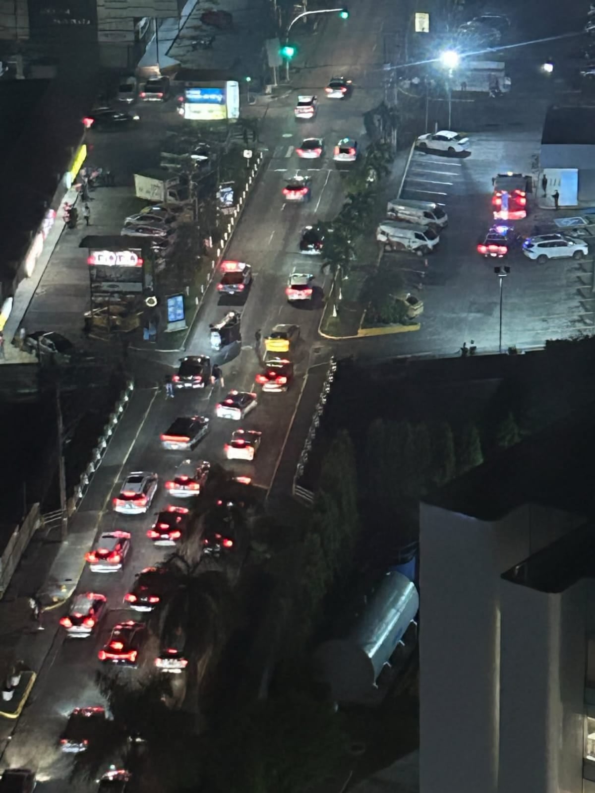 Video muestra cómo intentaron robar camión blindado en Marbella; balearon a un seguridad y en la fuga terminaron volcados