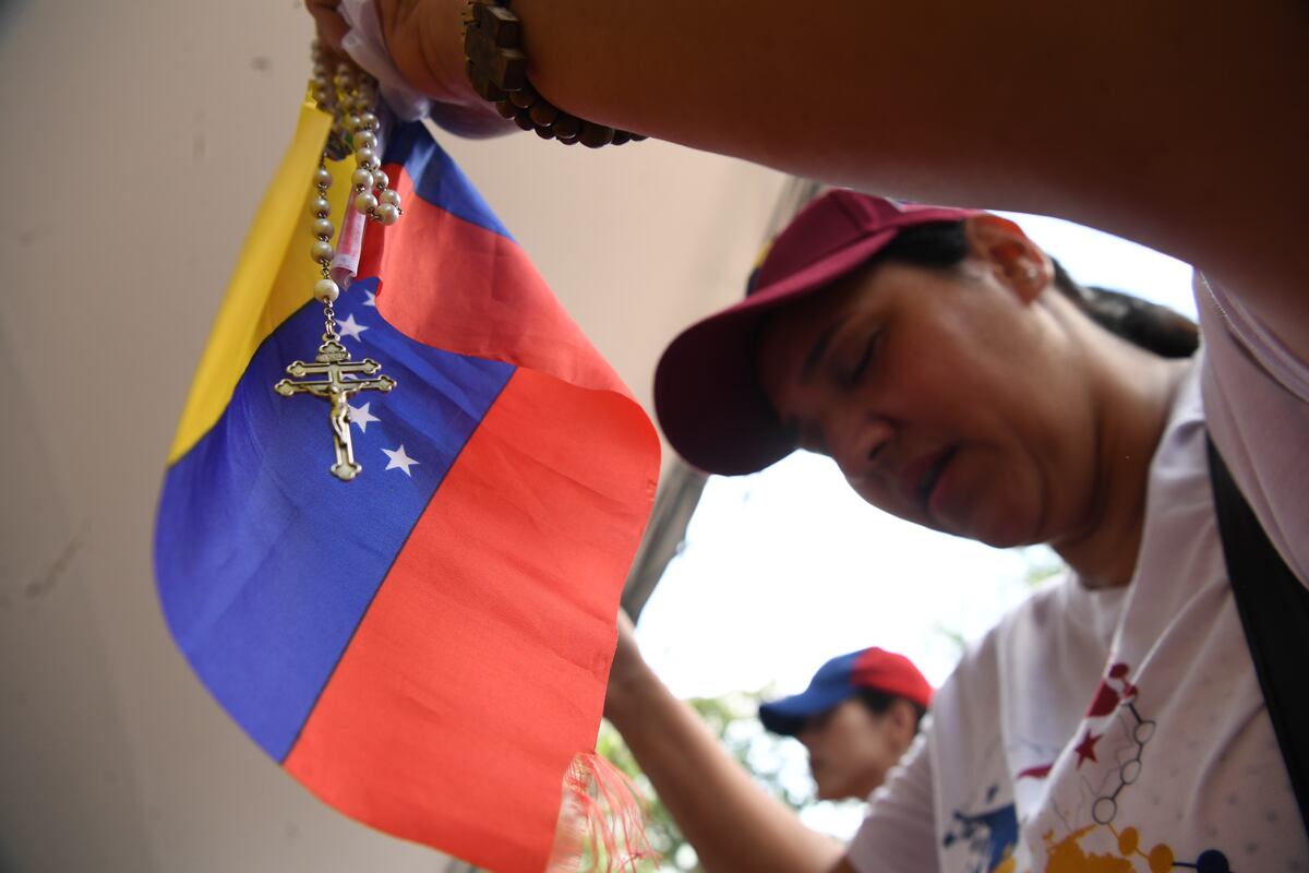 Venezolanos claman a Dios por un cambio desde el Parque Urracá: ‘Levanto mis manos aunque no tenga fuerzas’