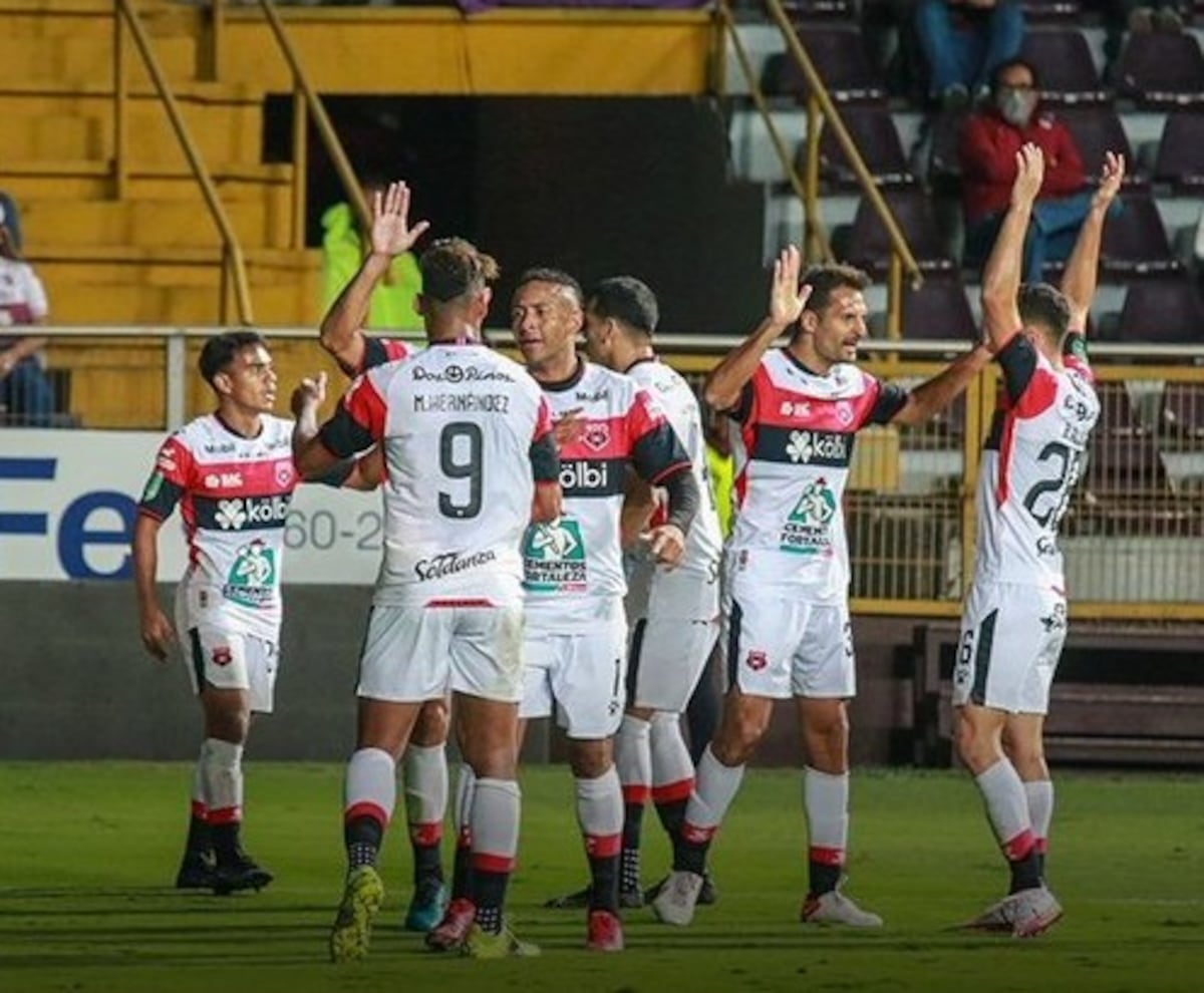 Gaby Torres adelantó a la Liga, pero no se pudo rematar el partido y ahora toca remontar