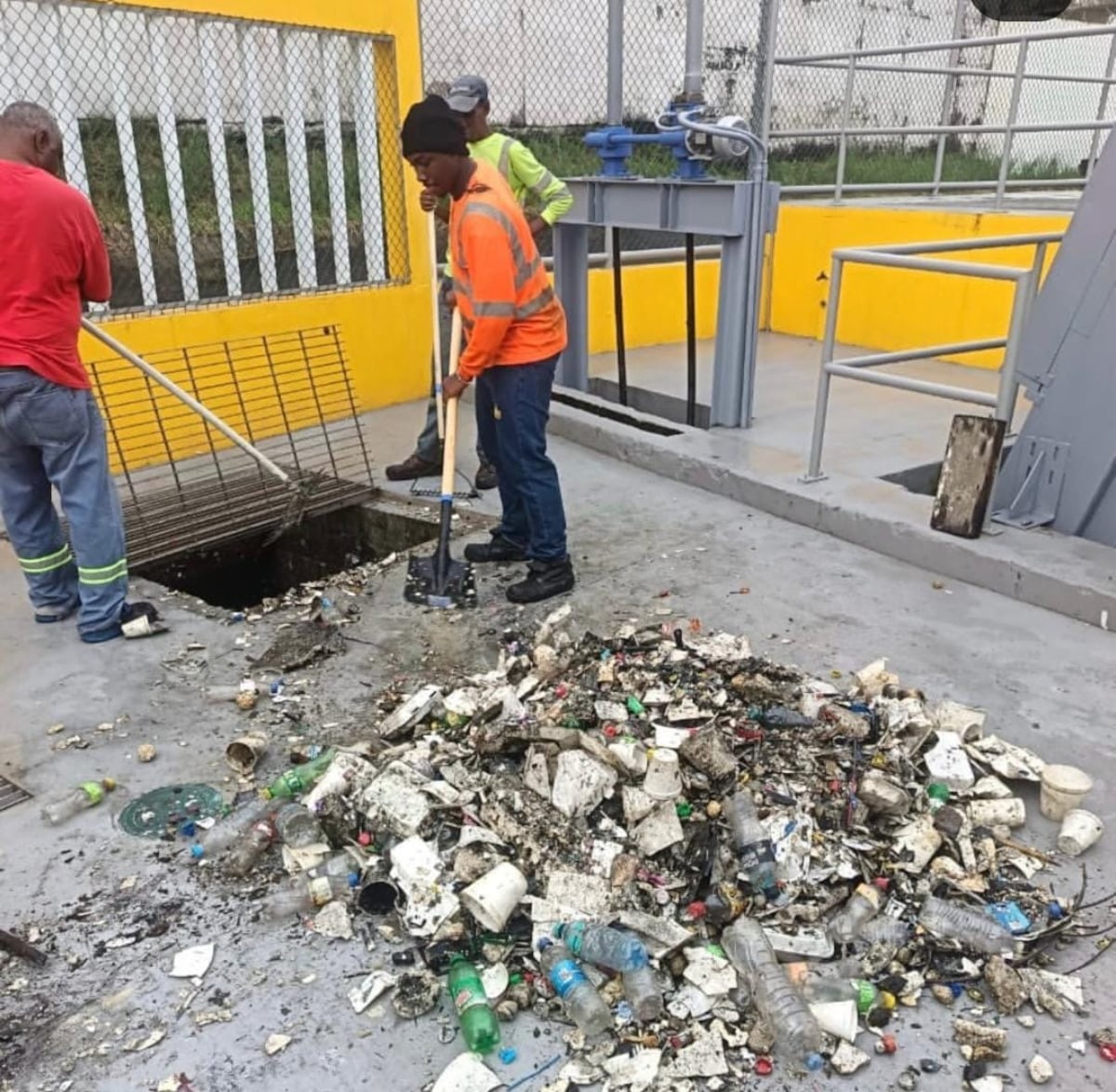 El MOP actúa: limpia estaciones de bombeo en Ciudad Colón para prevenir inundaciones