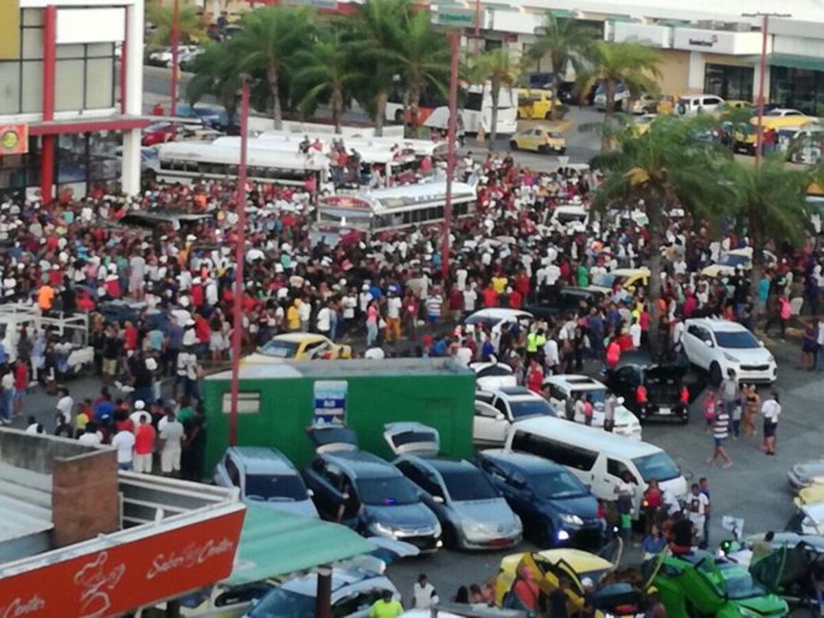 ESTO SE DESCONTROLÓ. Investigarán fiesta de 'diablos rojos' en plena vía