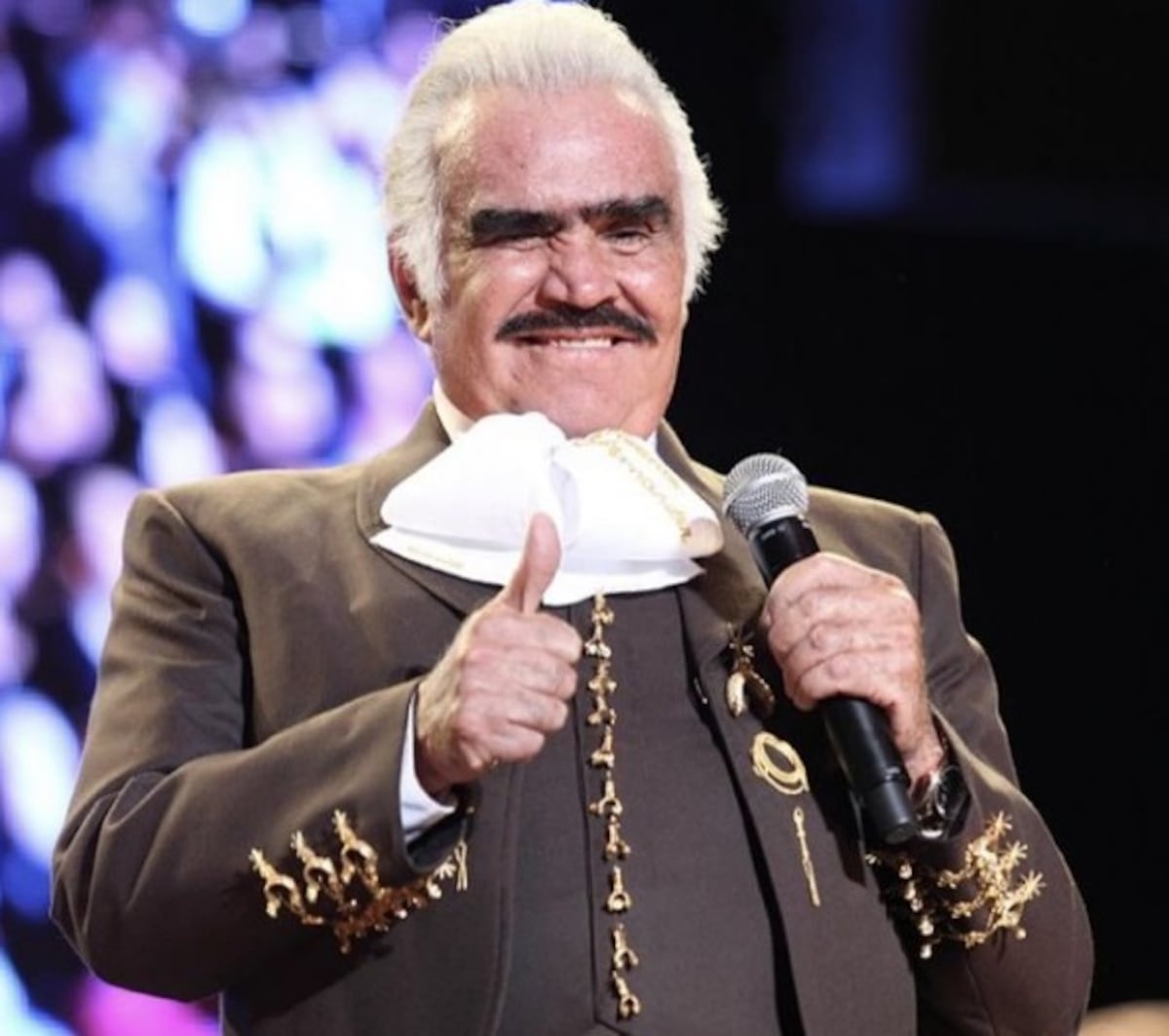 Vicente Fernández permanece en terapia intensiva y es alimentado por una sonda